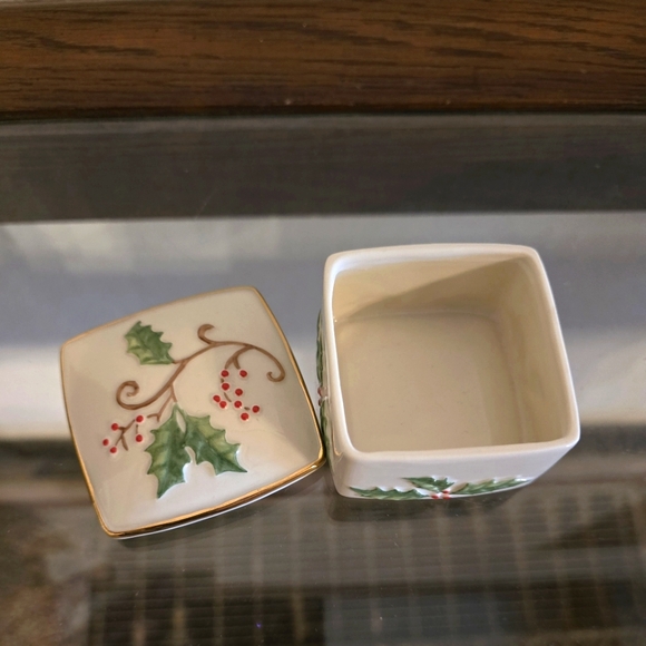 Lenox "Holiday" trinket/jewelry box - Picture 1 of 7